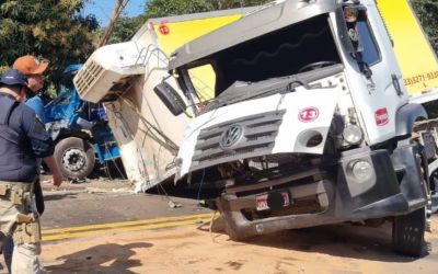 Colisão entre caminhões bloqueia BR-381 em Governador Valadares