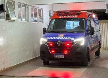 Motociclista fica ferido após colidir com carro em São Domingos do Prata