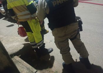 Incêndio de grandes proporções atinge casa em Santa Bárbara; famílias são retiradas às pressas