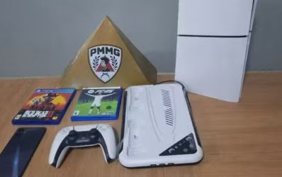 Jovem invade casa, furta PlayStation 5, confessa crime e é encontrado escondido debaixo de caixa d’água em Manhuaçu