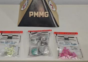 Passageiro fica nervoso ao ver policial em ônibus e acaba preso com drogas na BR-259