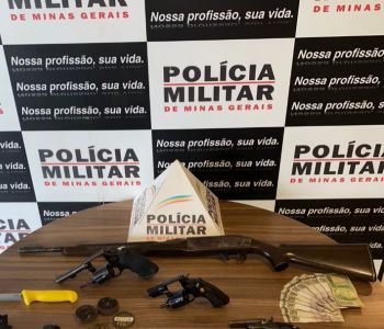 Dupla é presa após capotar carro com arsenal na zona rural de Inhapim