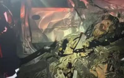Motorista morre preso às ferragens após colisão entre carro e caminhão na BR-262