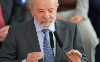 Resolução do PT mira reeleição de Lula em 2026 e aponta Tarcísio como principal adversário