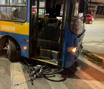 Adolescente de bicicleta colide com ônibus escolar em João Monlevade