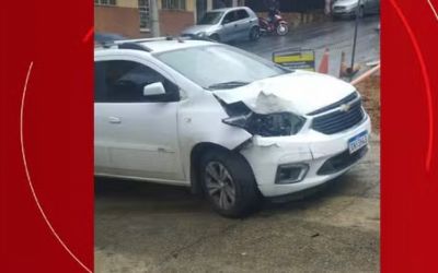  Vídeo mostra carro avançando na entrada de escola em Caratinga; cinco pessoas ficaram feridas