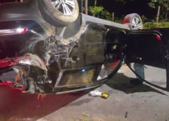  Jovem furta carro para 'curtir o fim de semana' e capota veículo em Governador Valadares