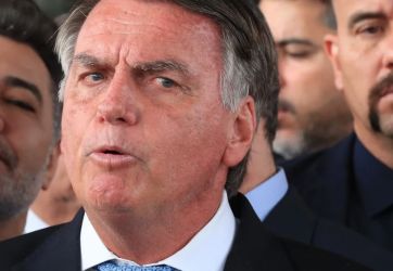 Bolsonaro nega repasse de dinheiro a Carla Zambelli