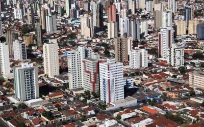 Adolescente pula do 3º andar após mãe tomar celular como punição em Uberlândia