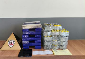 PM apreende 16 barras de maconha e 324 frascos de lança-perfume em Manhuaçu