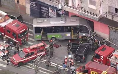Micro-ônibus perde o controle, atinge carros e deixa feridos na Zona Norte de SP