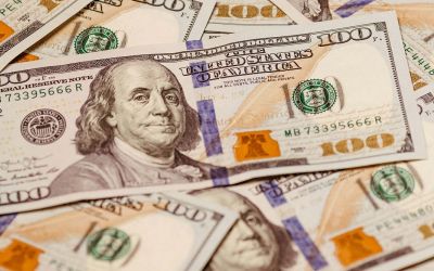 Bolsa cai 2,38% com pressão de balanços e incerteza geopolítica; dólar fica estável a R$ 4,92