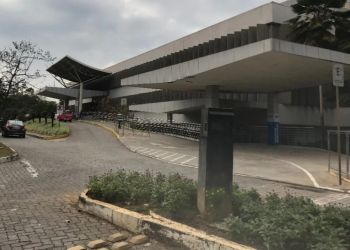 Paciente não identificado e com várias tatuagens está internado na UTI do Hospital Márcio Cunha após acidente