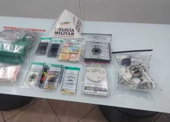  Idosa entrega R$ 3.900 que estavam escondidos em suas roupas após PM apreender drogas em sua casa e em lote vizinho