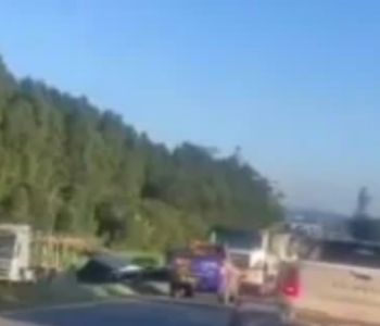 Motorista morre preso às ferragens após caminhão carregado com cal capotar na BR-040 em MG
