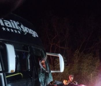 Batida entre carro e ônibus deixa cinco mortos na MG-122 em Janaúba