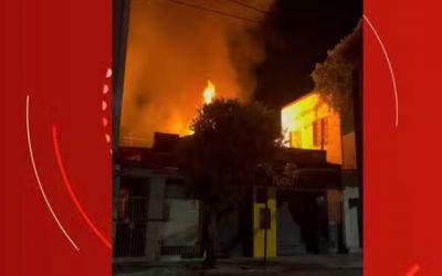 Incêndio de grandes proporções destrói loja e atinge comércio vizinho no Centro de Caratinga