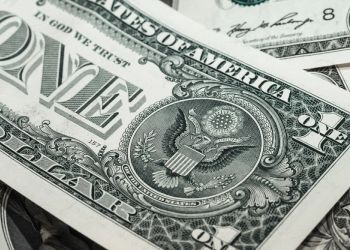 Dólar sobe e Bolsa cai após isenção do IR avançar na Câmara
