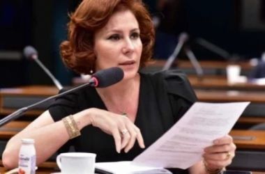 Carla Zambelli se licencia da Câmara após ordem de prisão