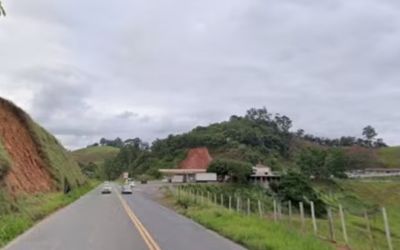 Caminhoneiro é encontrado nu e desacordado após dar carona a mulher na MGC-265 na Zona da Mata