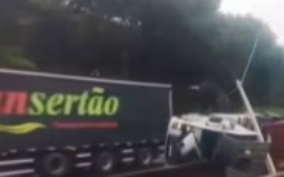 Acidente entre carretas interdita BR-381 e causa congestionamento sentido BH