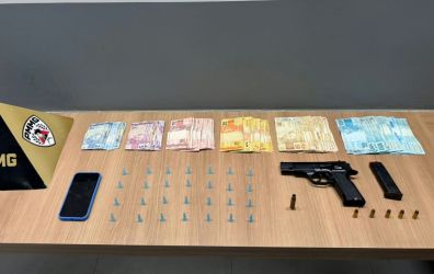 PM apreende pistola 9mm e cocaína em Manhuaçu; suspeito foge pelo rio