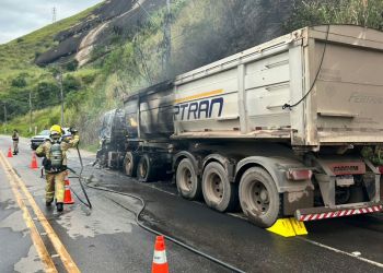 Incêndio em carreta com minério atinge fiação de alta tensão e provoca curto-circuito em Timóteo