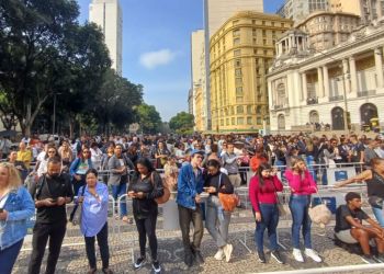Em clima de comoção, fãs enfrentam fila para se despedir de Preta Gil