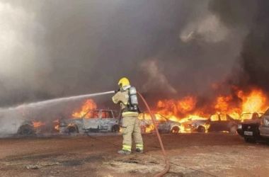 Incêndio destrói 200 veículos em pátio do Detran em MG