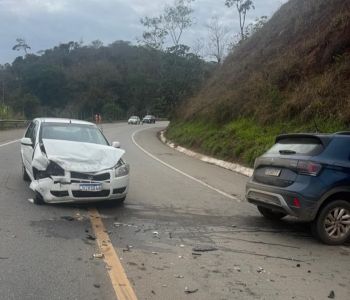 Batida de frente entre dois carros deixa feridos na BR-458 em Iapu