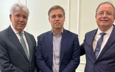 Ministro do STF André Mendonça participa de vigília e recebe orações em igreja em São Paulo