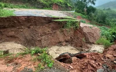  Ponte improvisada desaba após fortes chuvas e ameaça isolar zona rural de Açucena