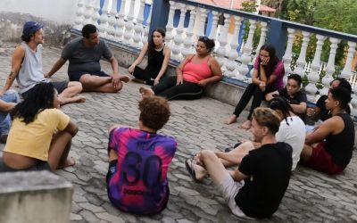 Peça teatral em Antônio Dias mistura comédia e reflexão sobre tecnologia