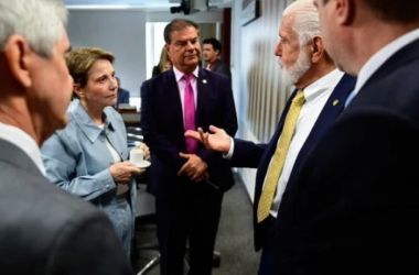 Senadores iniciam ofensiva nos EUA para tentar barrar tarifaço de Trump