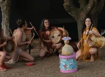 Espetáculo 'Festejas' circula por vales mineiros e estreia em Peçanha com entrada gratuita