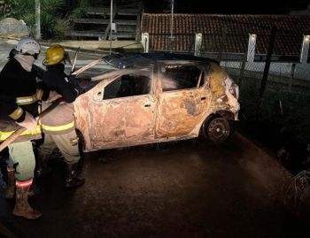  incêndio destrói carro em rua de Santa Bárbara