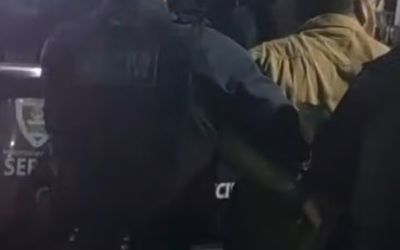 Homem invade igreja durante missa, derruba hóstias e ameaça padre