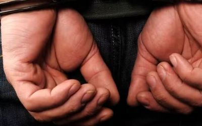 Homem é preso em Nanuque por agredir companheira com garrafa e pedaços de telha