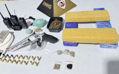 Denúncia leva à apreensão de drogas e arma em Ipatinga; adolescente diz que era pago para esconder material
