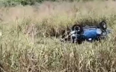 Carro capota na BR-259 e deixa dois mortos em Governador Valadares
