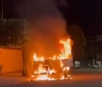 Incêndio destrói veículo em bairro residencial de Timóteo