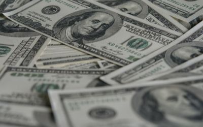 Dólar cai a R$ 5,0008 e petróleo recua com expectativa sobre Estreito de Ormuz