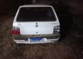 Suspeitos fogem a pé após carro furar pneu durante perseguição policial em Tarumirim