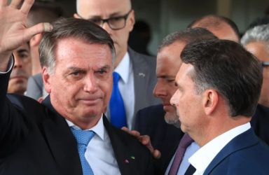 Mal-estar faz Bolsonaro deixar evento em frigorífico de Goiás
