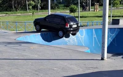Carro amanhece pendurado na borda de pista de skate em parque de Sorocaba