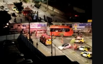 Impacto com trem parte ônibus ao meio e deixa 11 feridos em Curitiba