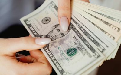 Dólar fecha em alta a R$ 5,18 com cautela global e tensão no Oriente Médio