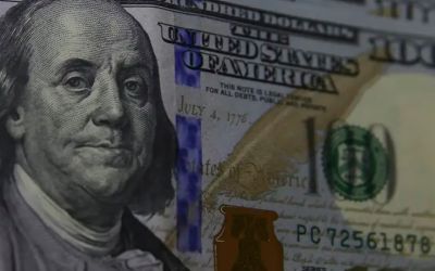 Dólar recua em dia de superquarta com decisões de juros no Brasil e nos EUA