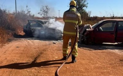 Carro pega fogo após batida e mata mulher e bebê na BR-262, em Minas
