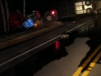 Dois tombamentos de carretas na BR-381 provocam lentidão entre João Monlevade e São Gonçalo